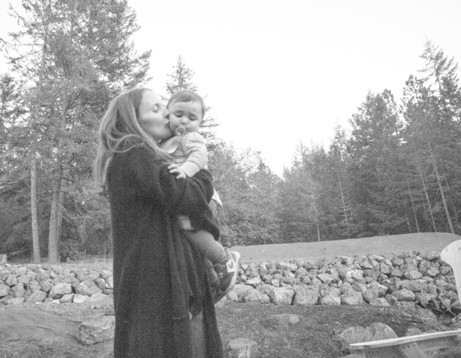mommy-holding-baby-outdoor-black-and-white